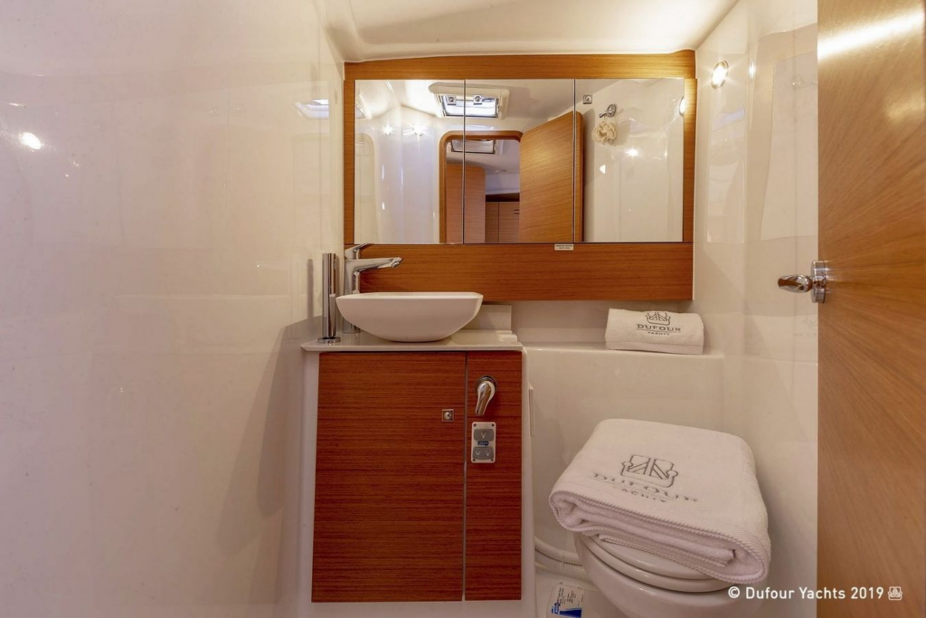Wnętrze jachtu. Toaleta. Dufour 430.