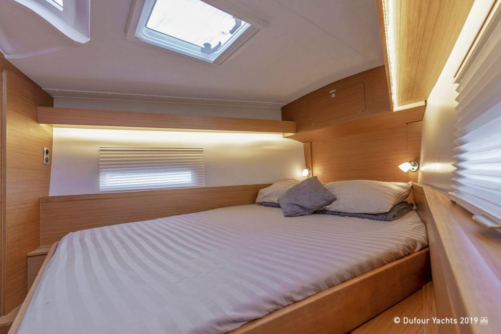 Wnętrze jachtu. Koja dziobowa. Dufour 430.